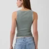 Camiseta sin mangas con cuello redondo acanalado