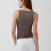 Camiseta sin mangas con cuello redondo acanalado
