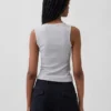 Camiseta sin mangas con cuello redondo acanalado