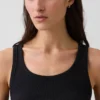 Camiseta sin mangas con cuello redondo acanalado