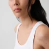 Camiseta sin mangas con cuello redondo acanalado