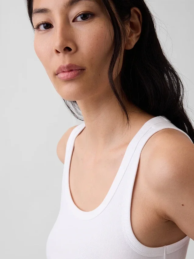 Camiseta sin mangas con cuello redondo acanalado