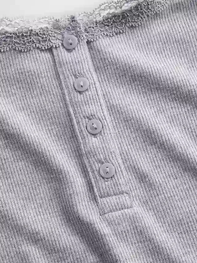Camiseta sin mangas de pijama tipo Henley con encaje de canalé fino