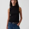 Camiseta sin mangas moderna con cuello alto