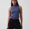 Camiseta sin mangas moderna con cuello alto
