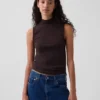 Camiseta sin mangas moderna con cuello alto