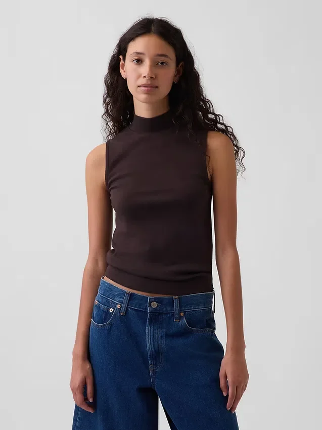 Camiseta sin mangas moderna con cuello alto