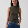 Camiseta sin mangas moderna con cuello alto
