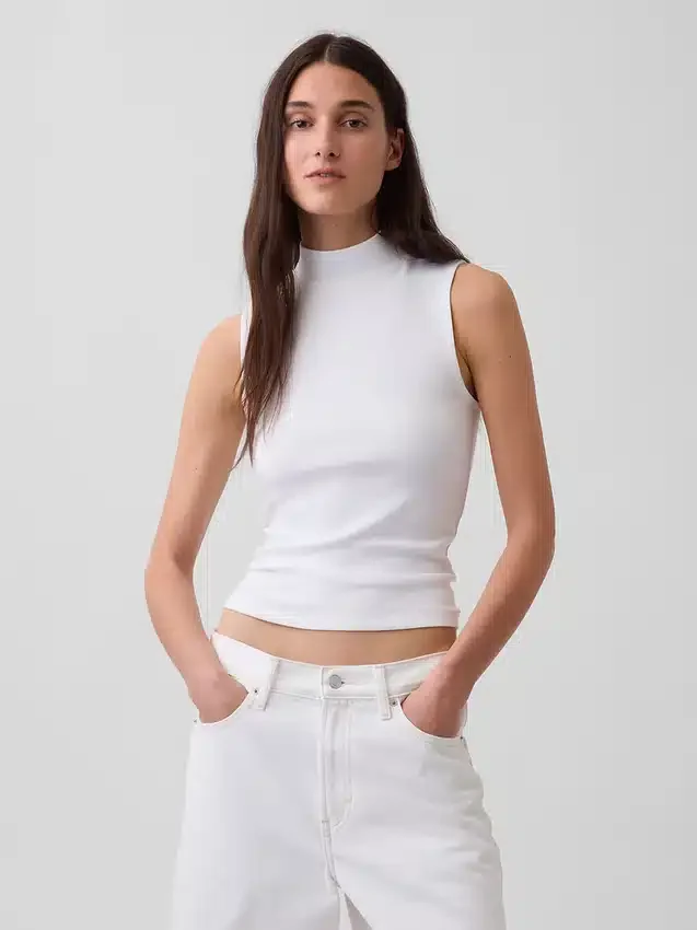 Camiseta sin mangas moderna con cuello alto