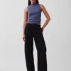 Camiseta sin mangas moderna con cuello alto