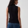 Camiseta sin mangas moderna con cuello alto