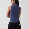 Camiseta sin mangas moderna con cuello alto