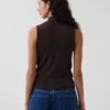 Camiseta sin mangas moderna con cuello alto