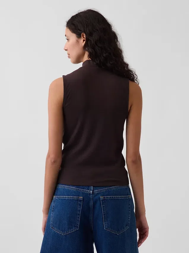 Camiseta sin mangas moderna con cuello alto