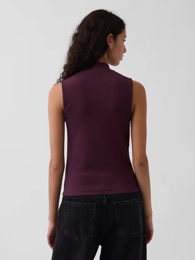 Camiseta sin mangas moderna con cuello alto