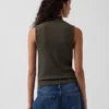 Camiseta sin mangas moderna con cuello alto