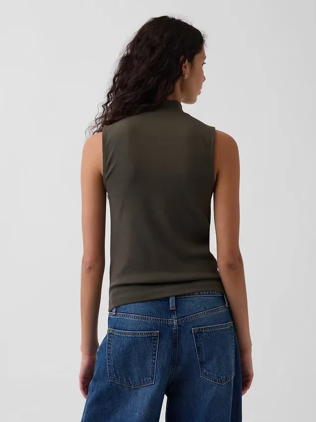 Camiseta sin mangas moderna con cuello alto