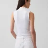 Camiseta sin mangas moderna con cuello alto