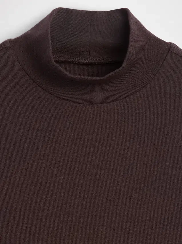 Camiseta sin mangas moderna con cuello alto