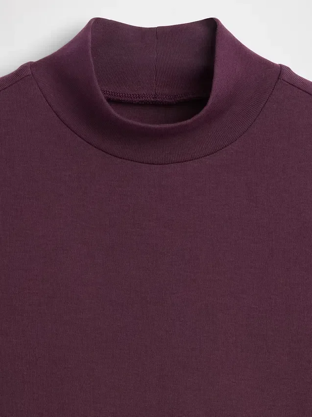 Camiseta sin mangas moderna con cuello alto