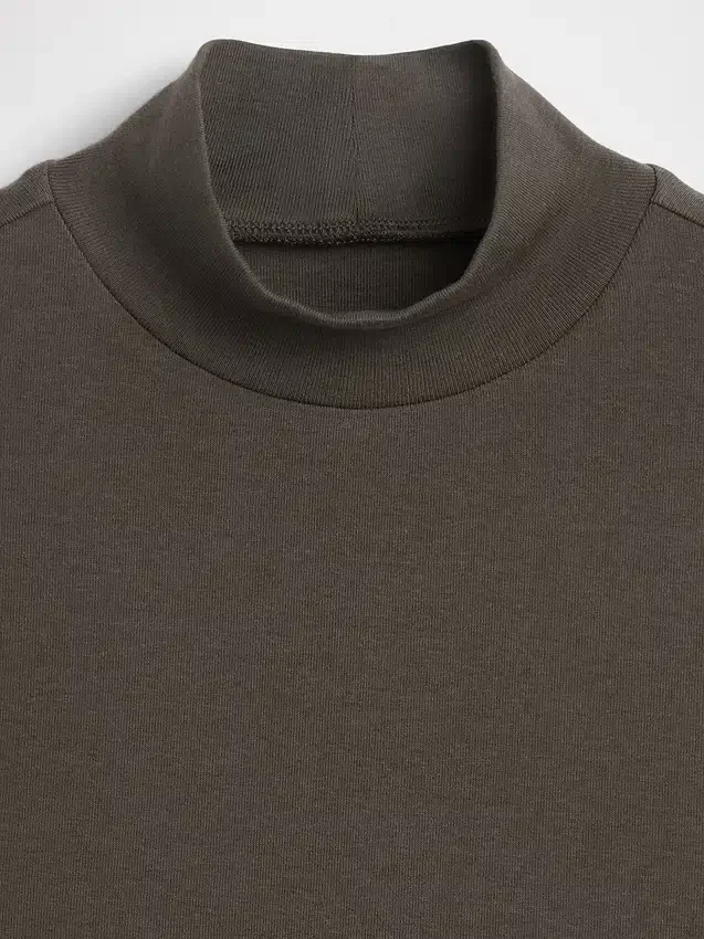 Camiseta sin mangas moderna con cuello alto