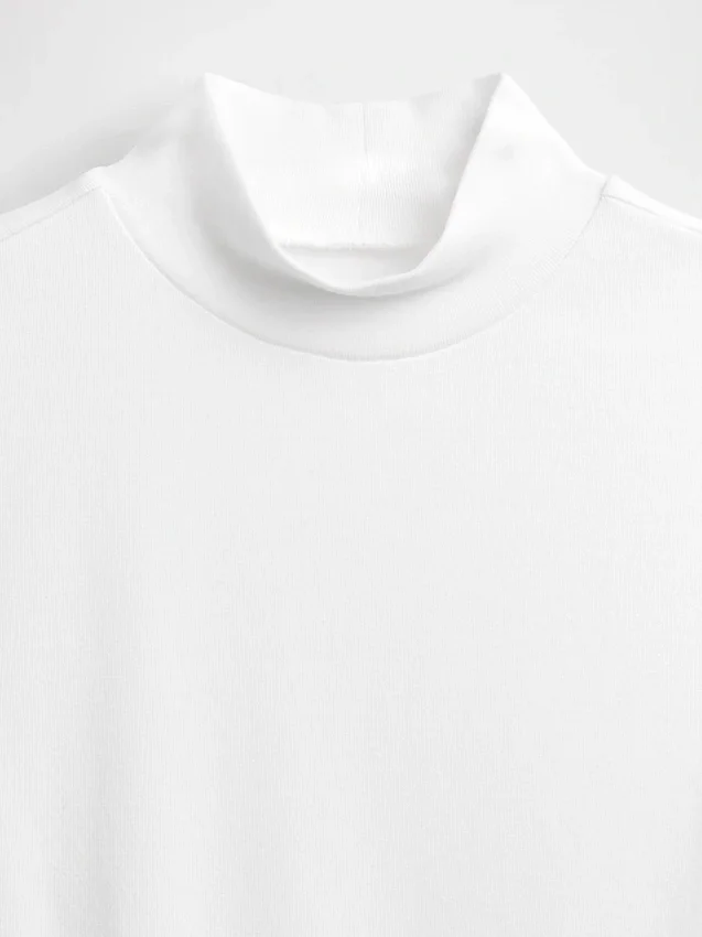 Camiseta sin mangas moderna con cuello alto