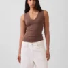 Camiseta sin mangas moderna con cuello en V