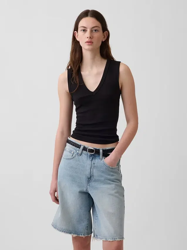 Camiseta sin mangas moderna con cuello en V