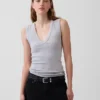 Camiseta sin mangas moderna con cuello en V
