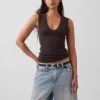 Camiseta sin mangas moderna con cuello en V