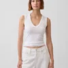 Camiseta sin mangas moderna con cuello en V