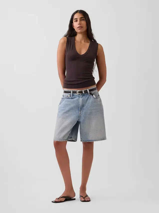 Camiseta sin mangas moderna con cuello en V