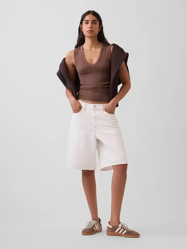Camiseta sin mangas moderna con cuello en V