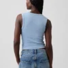 Camiseta sin mangas moderna con cuello en V