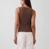 Camiseta sin mangas moderna con cuello en V