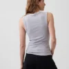 Camiseta sin mangas moderna con cuello en V