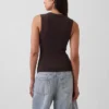 Camiseta sin mangas moderna con cuello en V
