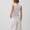 Camiseta sin mangas moderna con cuello en V