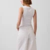 Camiseta sin mangas moderna con cuello en V