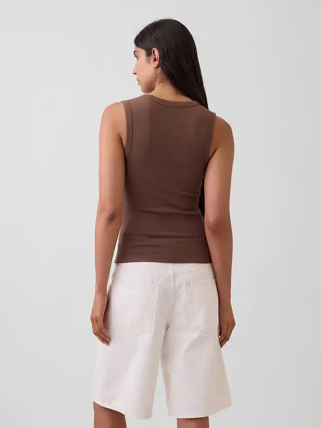 Camiseta sin mangas moderna con cuello en V