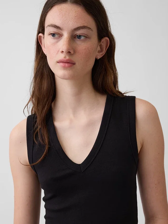 Camiseta sin mangas moderna con cuello en V