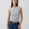 Camiseta sin mangas moderna de cuello redondo