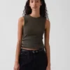 Camiseta sin mangas moderna de cuello redondo