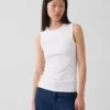 Camiseta sin mangas moderna de cuello redondo