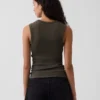 Camiseta sin mangas moderna de cuello redondo