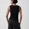 Camiseta sin mangas moderna de cuello redondo