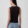 Camiseta sin mangas moderna de cuello redondo