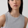 Camiseta sin mangas moderna de cuello redondo