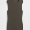 Camiseta sin mangas moderna de cuello redondo