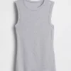 Camiseta sin mangas moderna de cuello redondo